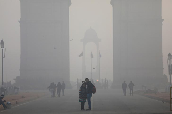  People take a selfie in front of the India Gate war memorial on a smoggy winter morning in New Delhi, India, December 26, 2017. Photo by Saumya Khandelwal 