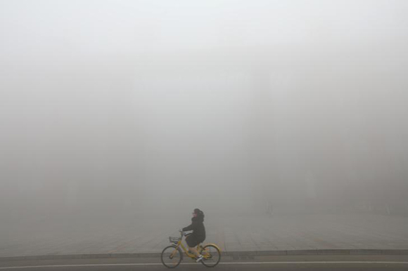  A cyclist is seen amid heavy fog in Jinan, Shandong province, China December 29, 2017. Photo by Stringer 