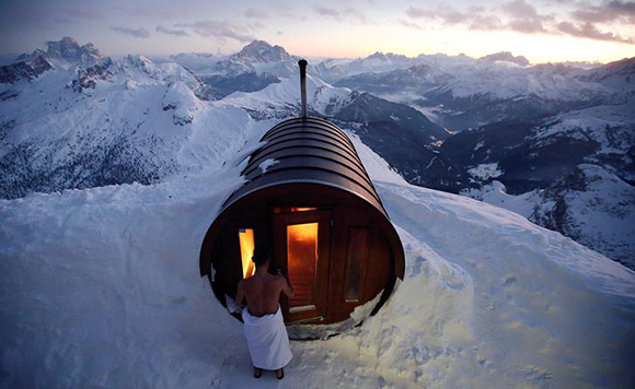  A person enters a sauna on the peak of Mount Lagazuoi in Cortina D'Ampezzo, Italy January 16, 2018. Picture taken January 16, 2018. Photo by Stefano Rellandini 