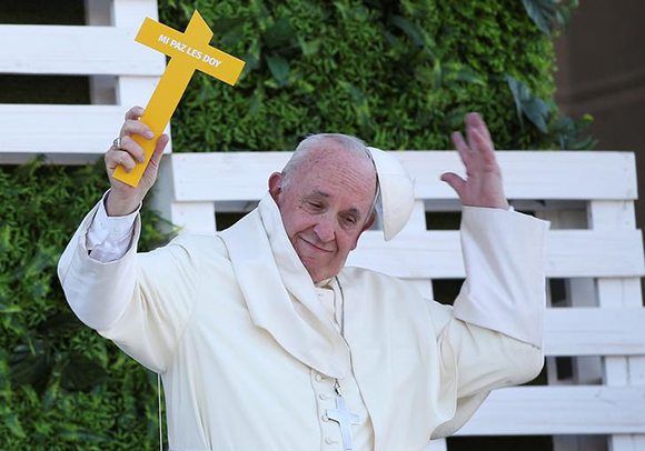  A gust of wind blows Pope Francis's skullcap off as he holds a cross during a meeting with youth in Santiago, Chile, January 17, 2018. Photo by Alessandro Bianchi 