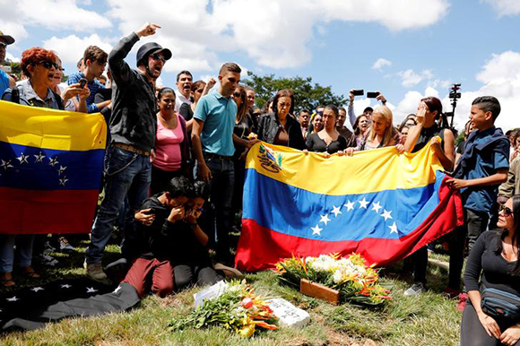  Relatives and mourners of Jose Pimentel and Abraham Agostini, part of the team of rogue ex-policeman Oscar Perez, react next to their gravesites, in Caracas, Venezuela January 20, 2018. Photo by Marco Bello 