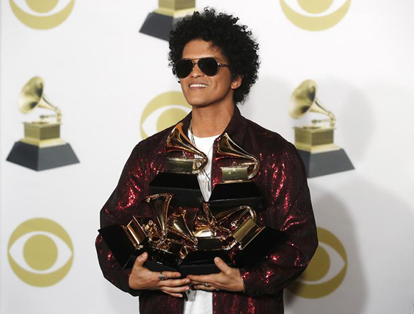  60th Annual Grammy Awards – Photo Room – New York, U.S., 28/01/2018 – Bruno Mars holds six of seven Grammys. Photo by Carlo Allegri 