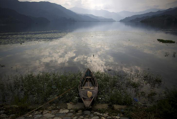  A boat lies on the banks of Phewa Lake in Pokhara, west of Nepal's capital Kathmandu. Photo by Navesh Chitrakar 