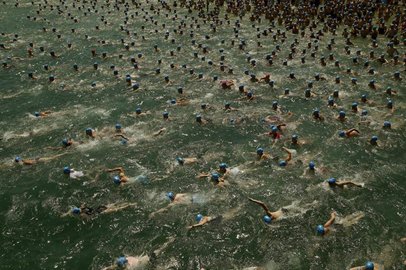  People swim en masse at the start of the annual public Lake Zurich crossing swimming event in Zurich Photo by Arnd Wiegmann 