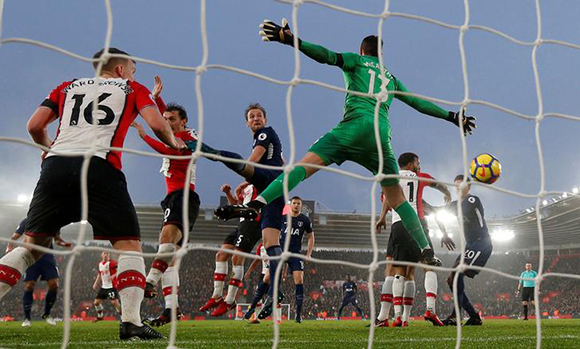  Soccer Football - Premier League - Southampton vs Tottenham Hotspur - St Mary's Stadium, Southampton, Britain - January 21, 2018 Tottenham's Harry Kane scores their first goal. Photo by Matthew Childs 