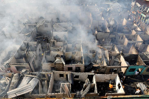  Fire victims sift through the ruins of their houses that were gutted by a fire in Paranaque, Metro Manila, Philippines February 2, 2018. Photo by Erik De Castro 