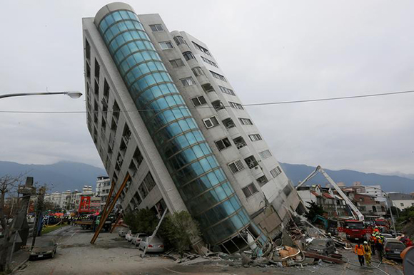  Rescue workers are seen by a damaged building after an earthquake hit Hualien, Taiwan February 7, 2018. Photo by Stringer 