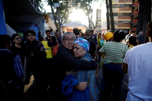  People react after an earthquake shook buildings in Mexico City, Mexico February 16, 2018. Photo by Edgard Garrido 