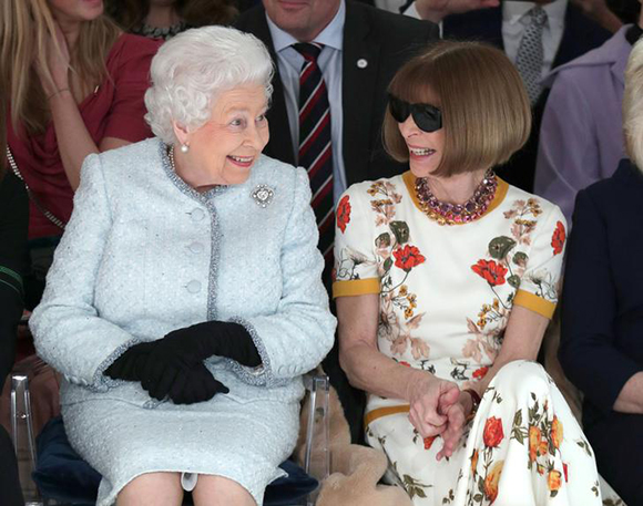  Britain's Queen Elizabeth II sits next to Vogue Editor-in-Chief Anna Wintour as they view Richard Quinn's runway show before presenting him with the inaugural Queen Elizabeth II Award for British Design as she visits London Fashion Week, in London, Britain February 20, 2018. Photo by Yui Mok/Pool 