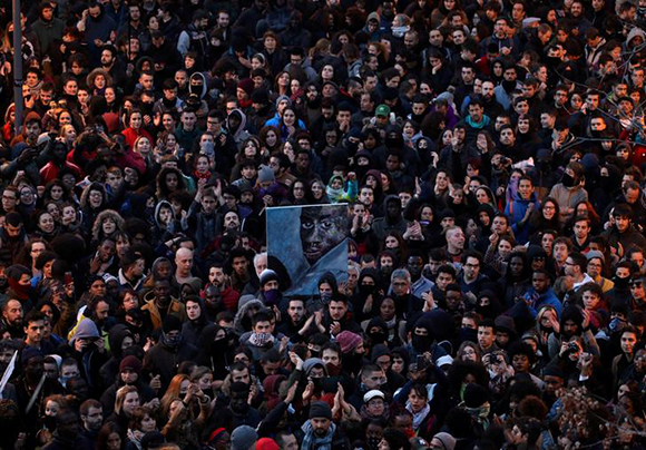  People attend a gathering to protest against the death of a street hawker in central Madrid, Spain. Photo by Sergio Perez 