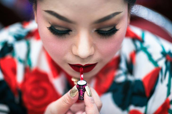  A participant prepares backstage before the final show of the Miss Jumbo 2018 at a department store in Nakhon Ratchasima, Thailand Photo by Athit Perawongmetha 