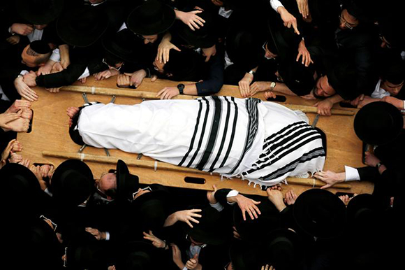  Ultra-Orthodox Jewish men carry the body of Rabbi Shmuel Auerbach, head of an ultra-Orthodox Jewish denomination known as the Jerusalem Faction, during his funeral in Jerusalem Photo by Amir Cohen 