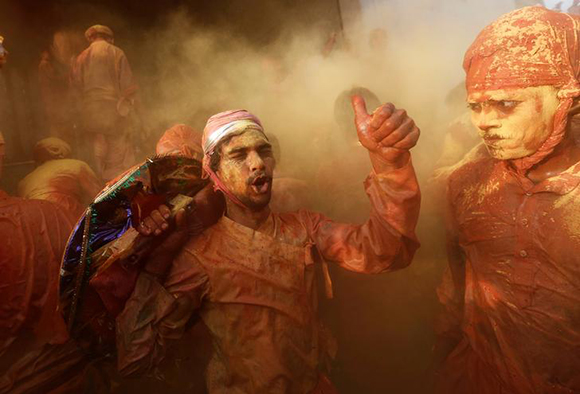  Hindu devotees take part in the religious festival of Holi inside a temple in Nandgaon village, in the state of Uttar Pradesh, India February 25, 2018. Photo by Adnan Abidi 