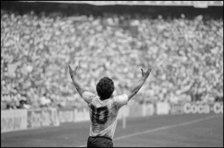 MÉXICO. México DF. 29/06/86. Mundial '86. Diego MARADONA celebra la victoria de Argentina de la Copa del Mundo en el estadio Azteca.