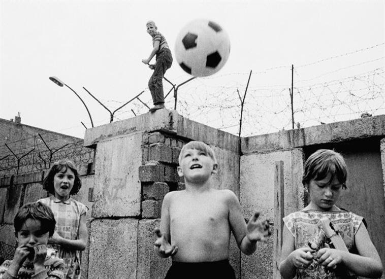 GERMANY. Berlin. Children playing at the Berlin Wall in Berlin-Wedding. 1963.